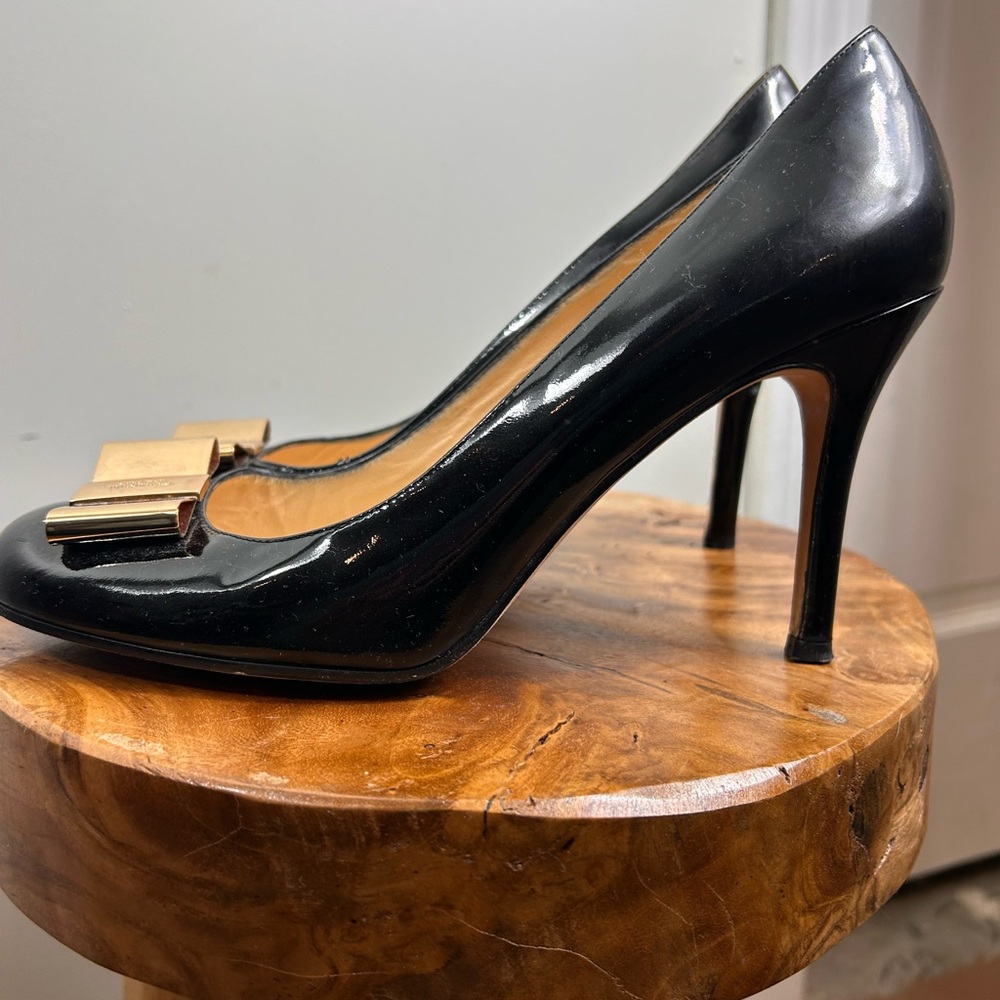 ♠️ Kate Spade Elegant Black Pumps with Gold Accent ♠️ - Picture 8 of 13